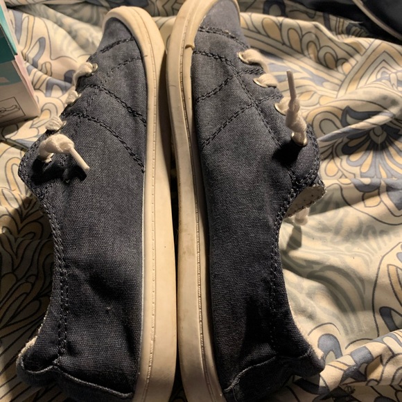 Sneakers - Picture 2 of 4